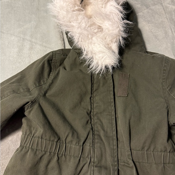 Girls Green fur lined hooded jacket 10/12 - Picture 2 of 6